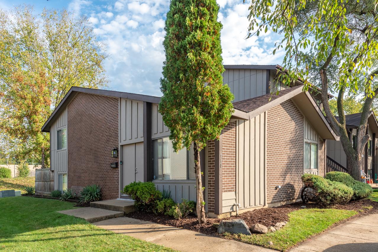 730 Circle Dr., Roselle, IL 60172