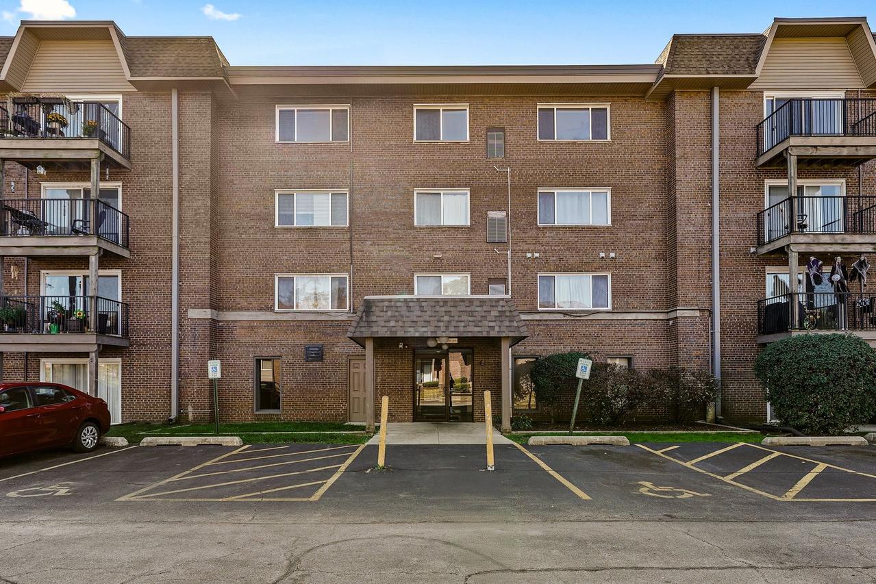 2301 Beau Monde Ln. #205, Lisle, IL 60532
