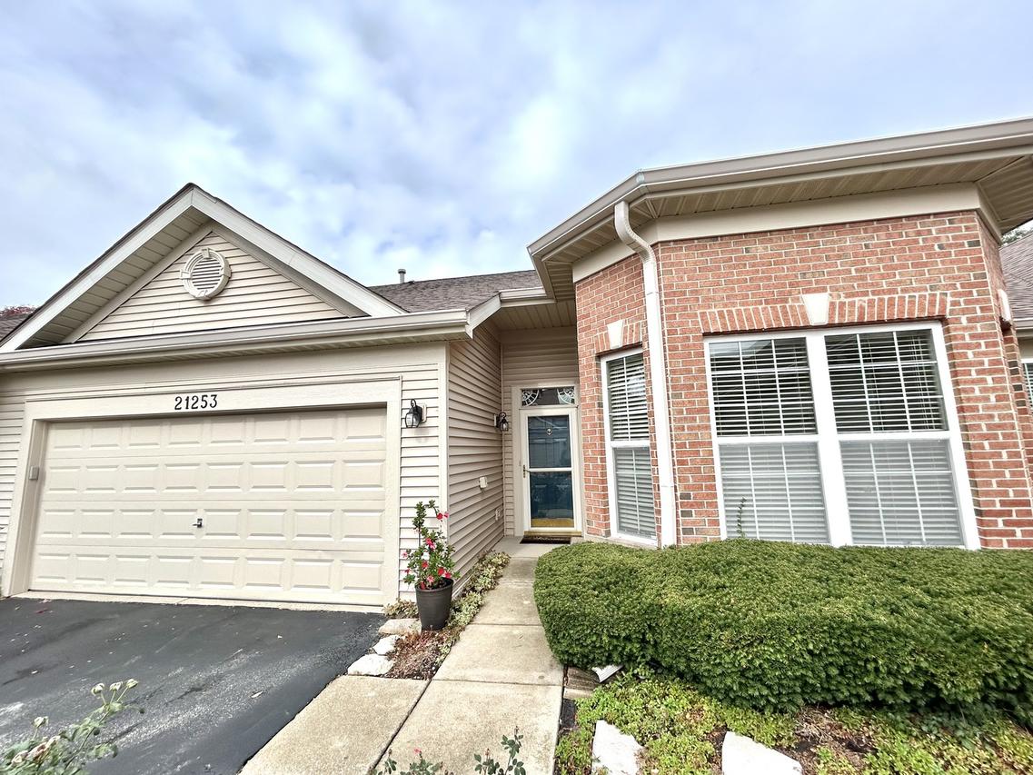 21253 Legion Lake Ct., Crest Hill, IL 60403