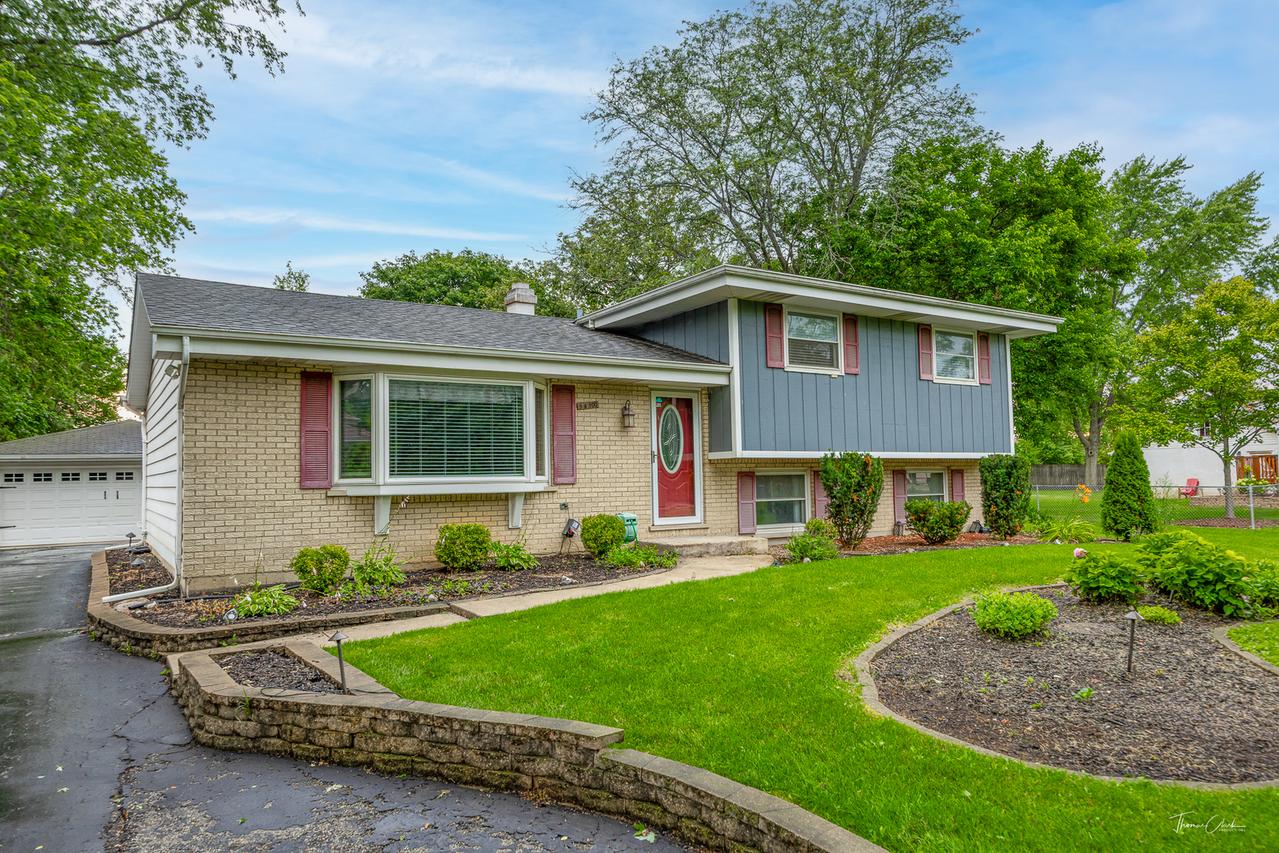 5S300 Tuthill Rd., Naperville, IL 60563