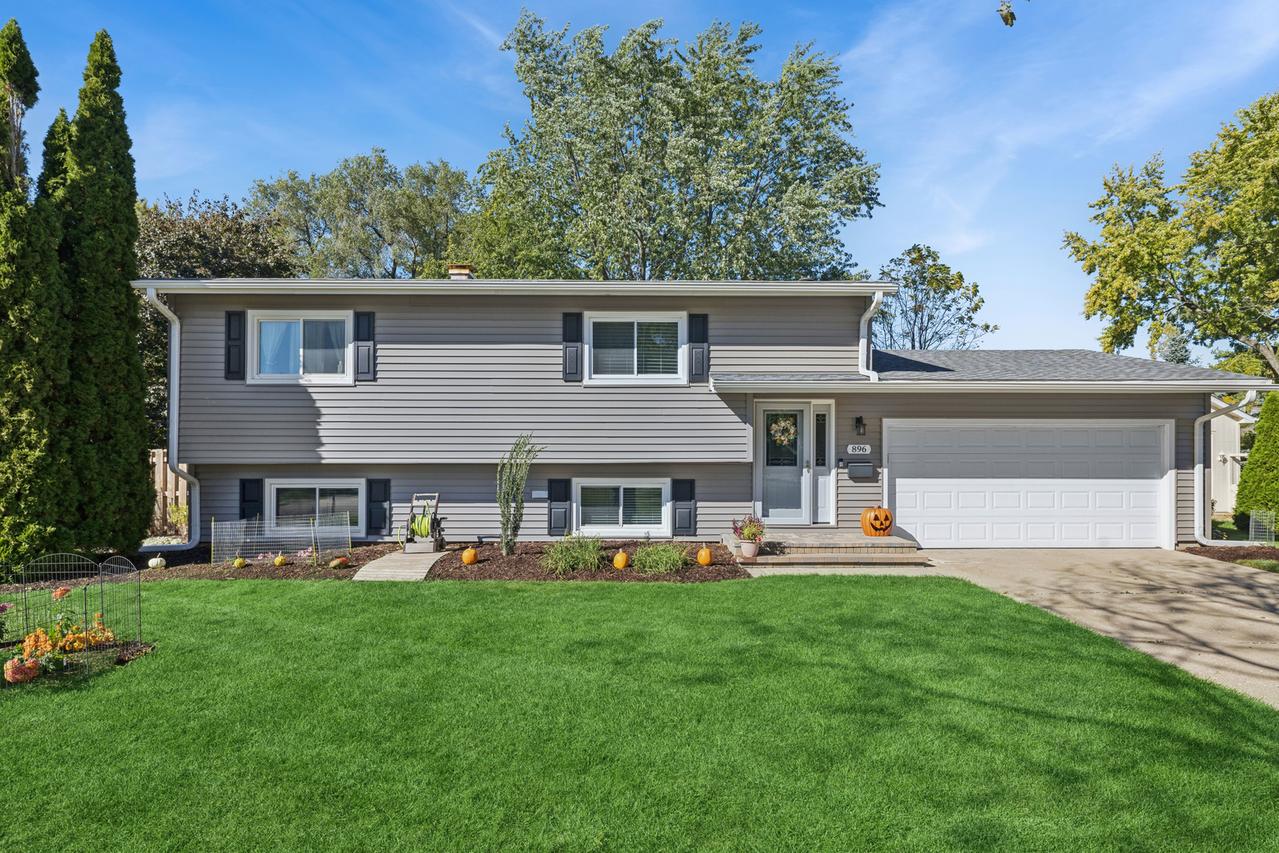 896 Canterbury Dr., Crystal Lake, IL 60014