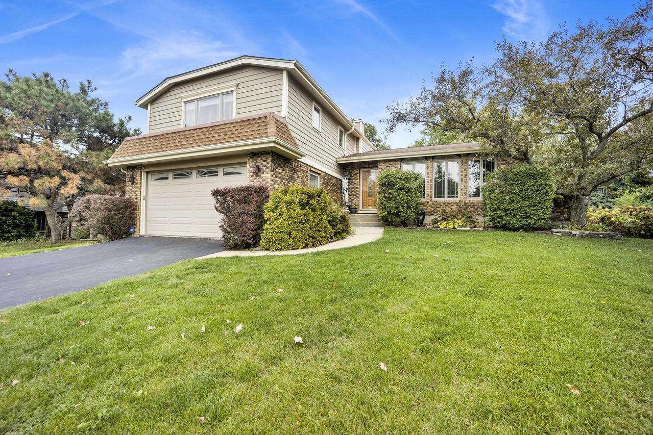 823 N Harrow Ct., Addison, IL 60101