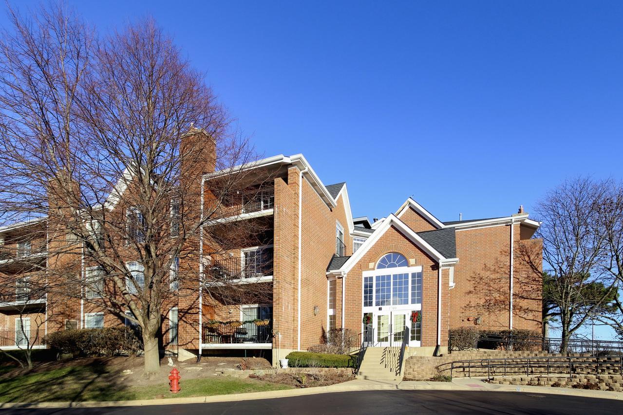 91 Hunt Club Dr., St. Charles, IL 60174