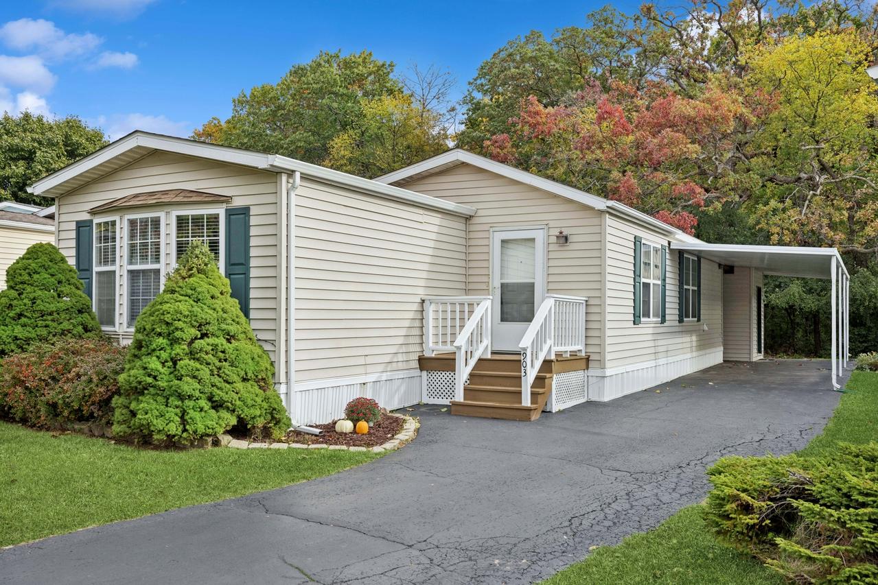 903 Crookedstick Ct., Crystal Lake, IL 60014