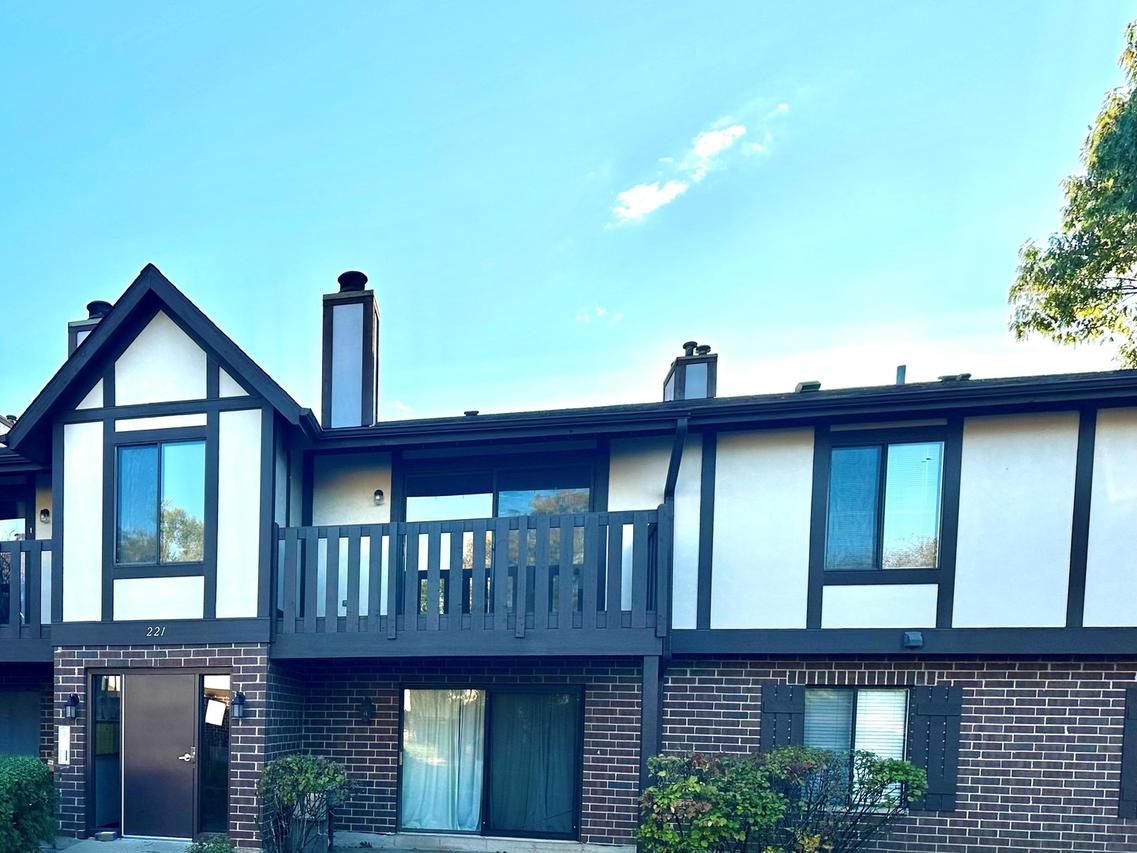 221 Uteg St. #G, Crystal Lake, IL 60014