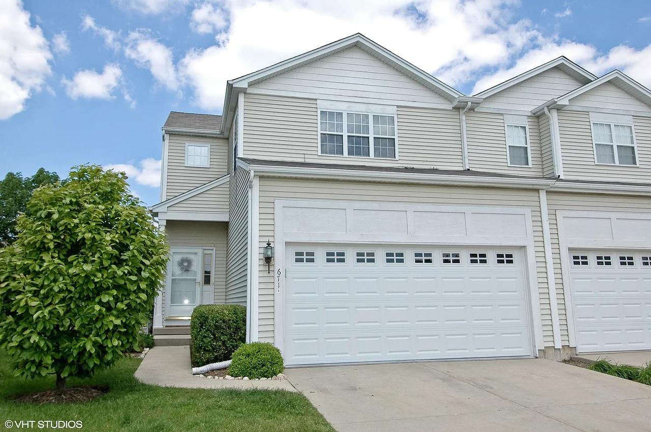 671 Fieldcrest Dr., South Elgin, IL 60177