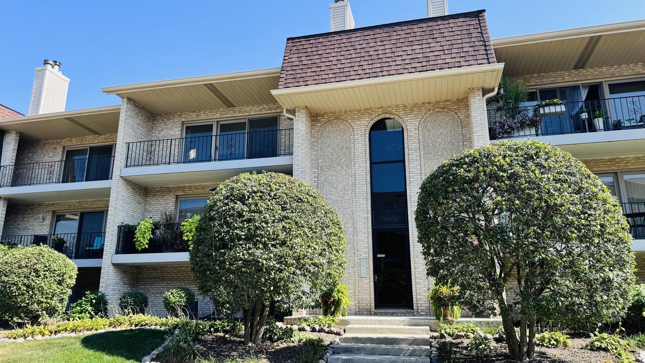 9004 Del Prado Dr. #2N, Palos Hills, IL 60465