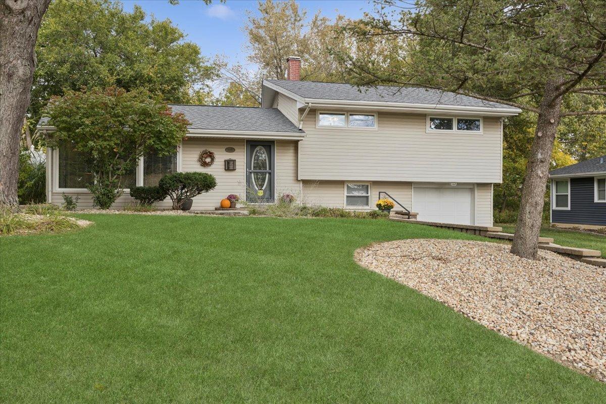 305 Poplar Ln., New Lenox, IL 60451