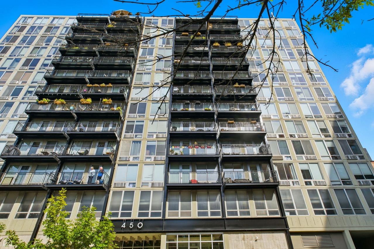 450 W Briar Pl. #10H, Chicago, IL 60657