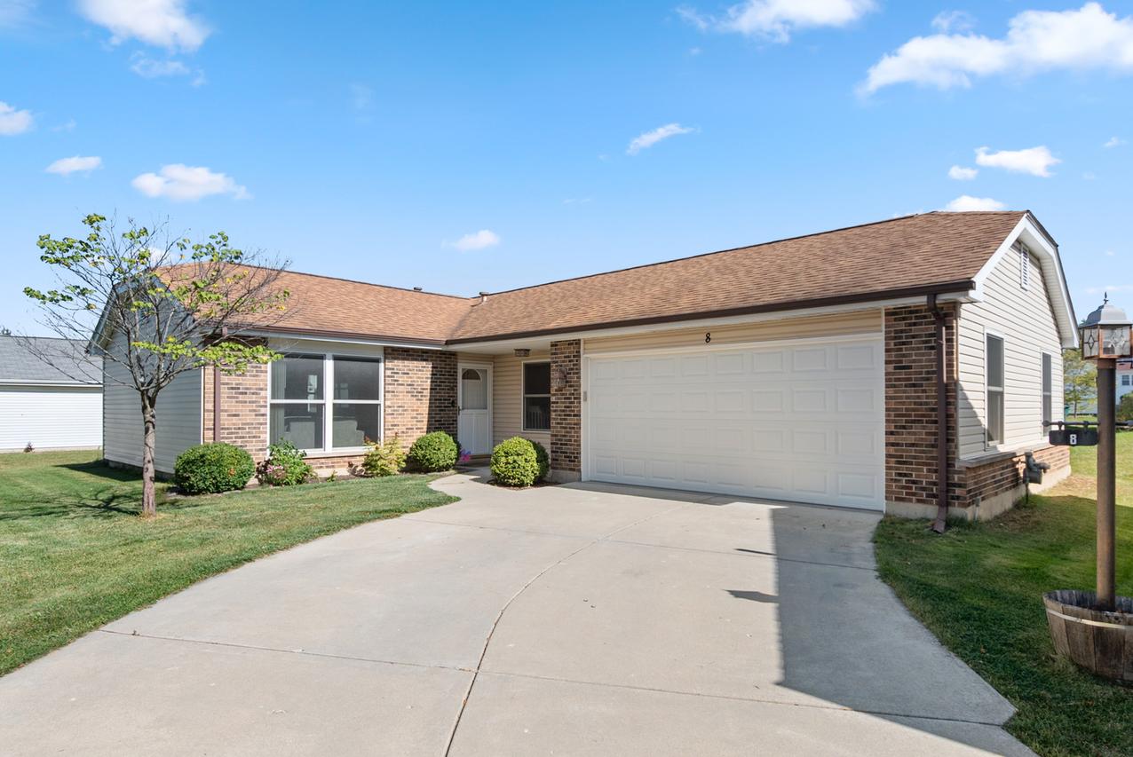 8 Warwick Ct., Streamwood, IL 60107