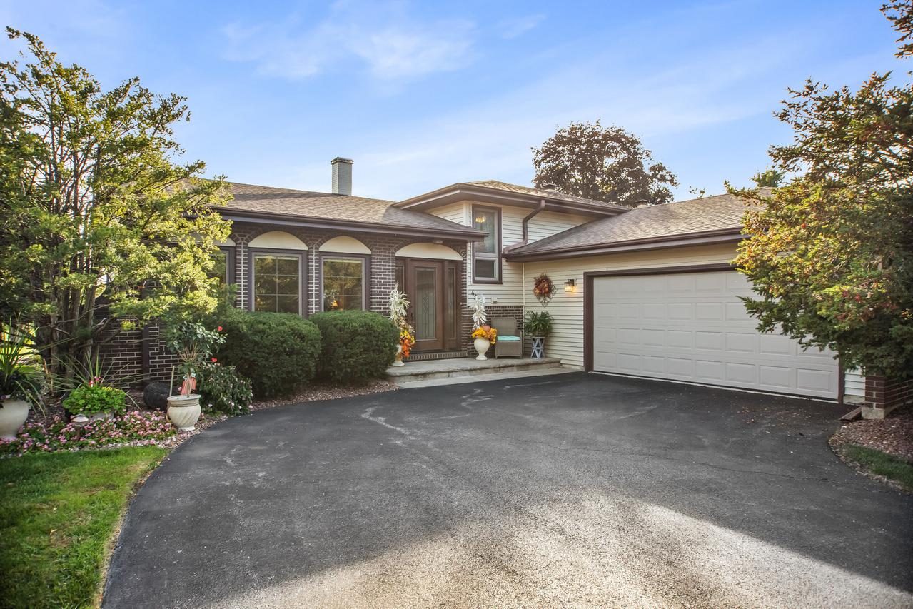 45 James Dr., Westmont, IL 60559