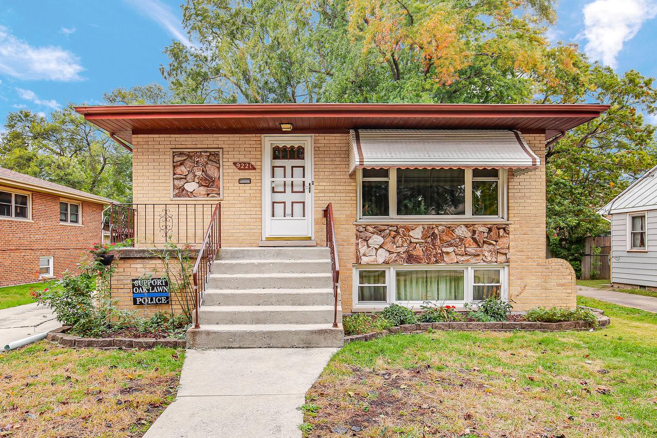 9221 Raymond Ave., Oak Lawn, IL 60453