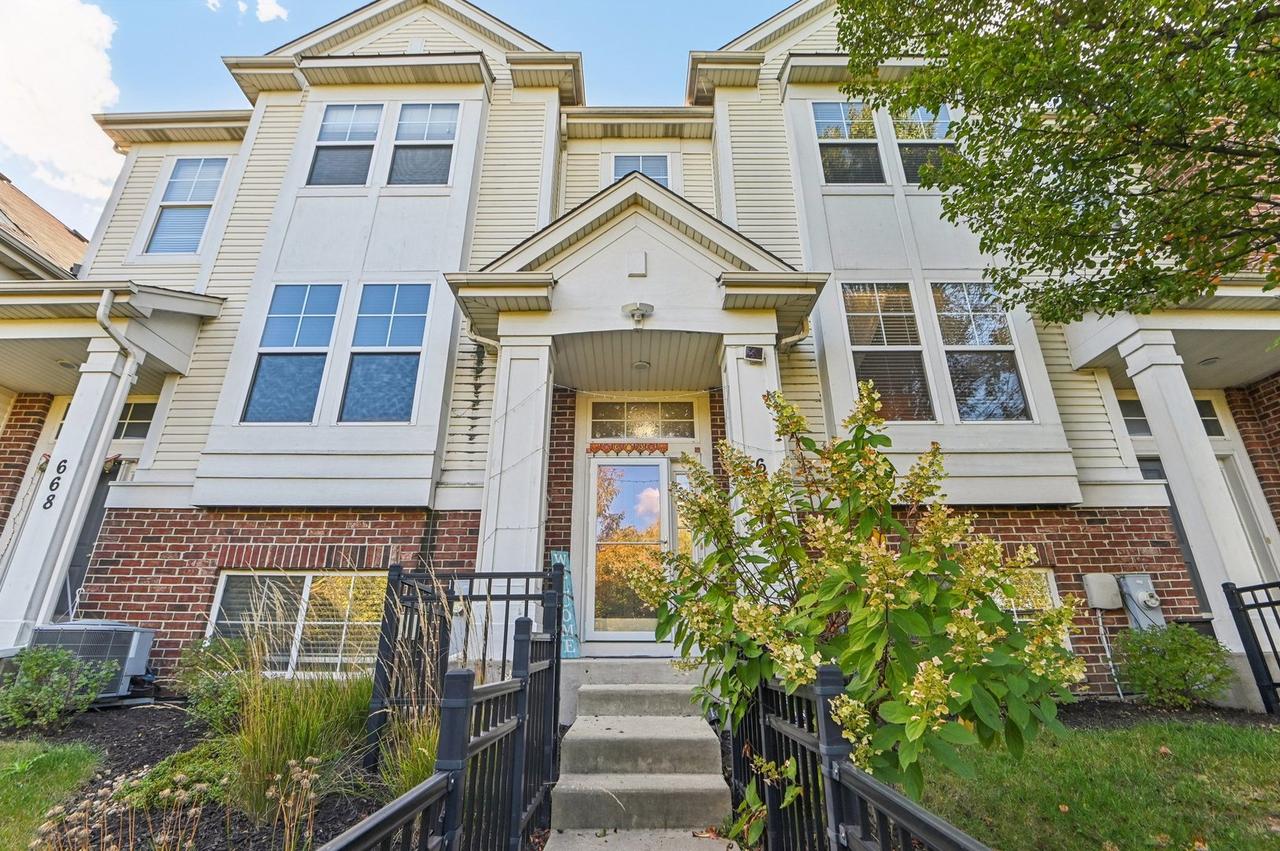 664 Grosvenor Ln., Aurora, IL 60504