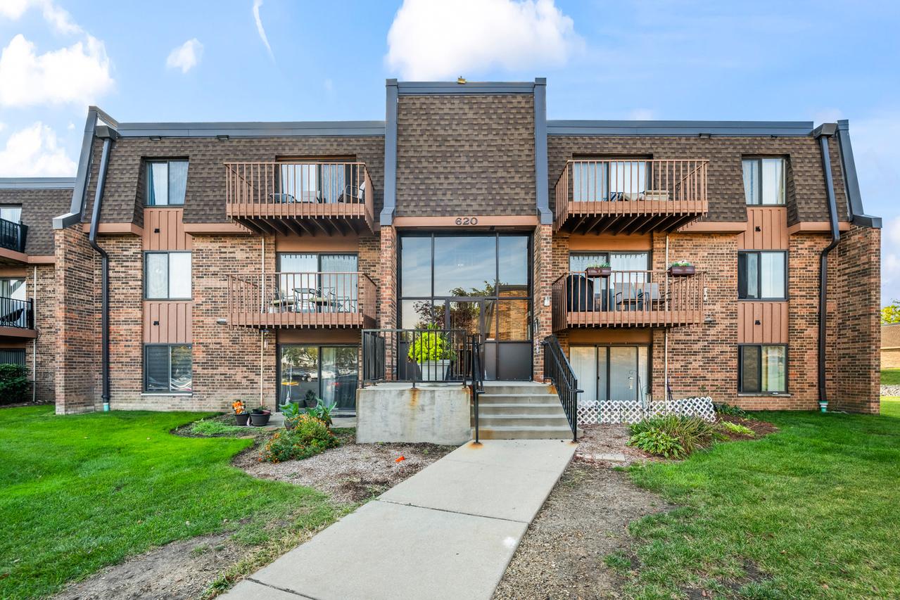 620 Tralee Ct. #3A, Schaumburg, IL 60193