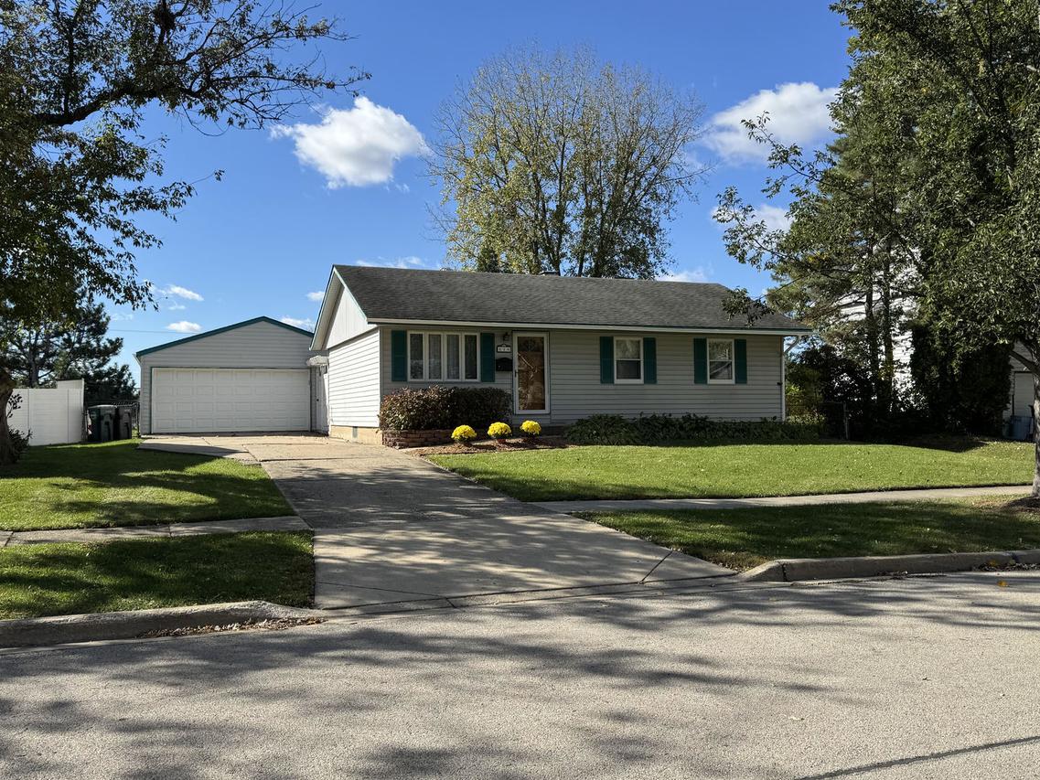 216 Kosan Cir., Streamwood, IL 60107