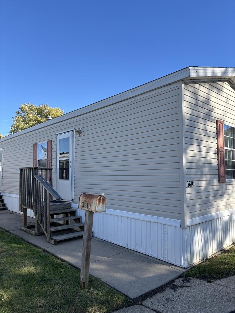 3810 1st St., Park City, IL 60085