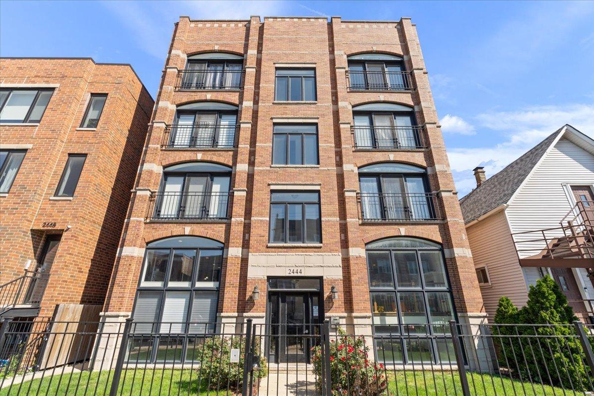 2444 W Diversey Ave. #1W, Chicago, IL 60647
