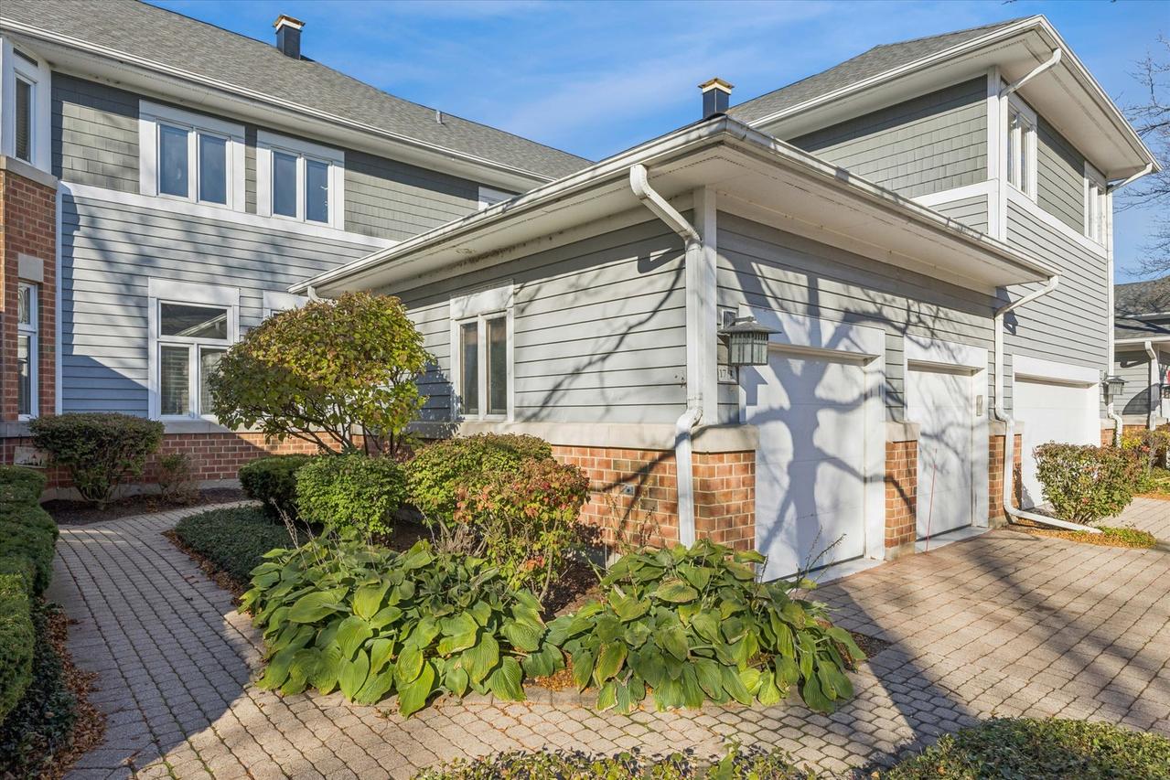 17 Mashie Ct., Woodridge, IL 60517