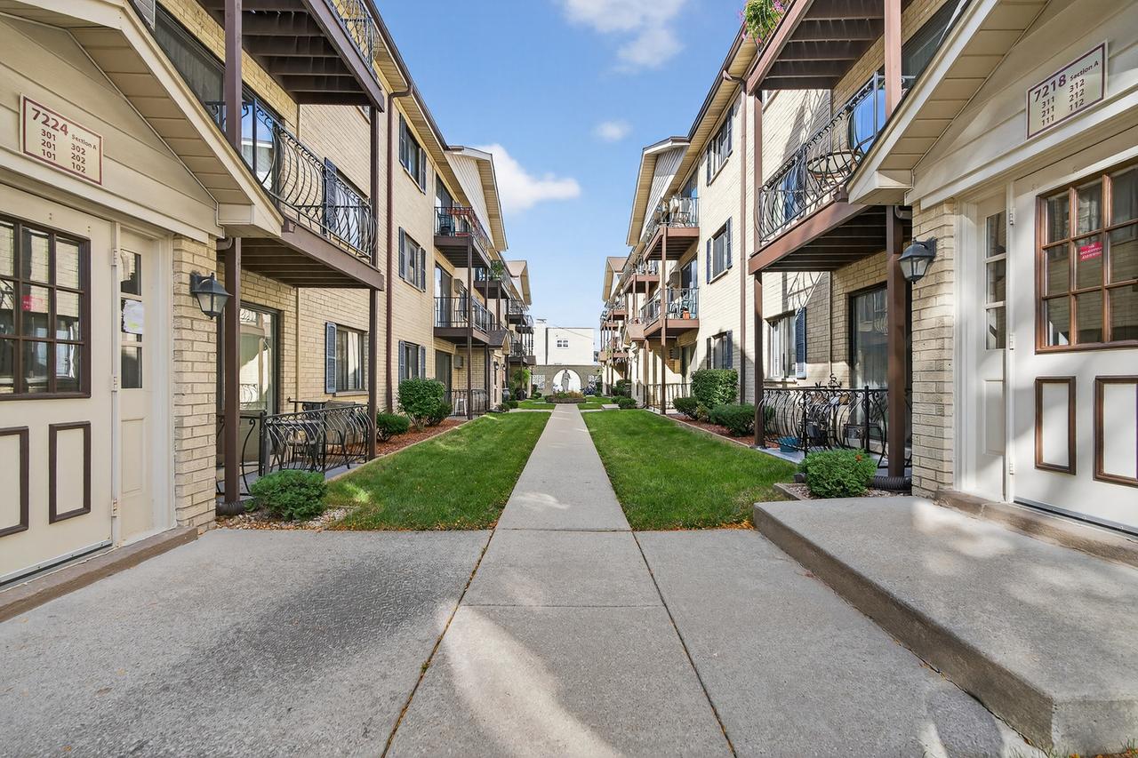 7218 W Wrightwood Ave. #111, Elmwood Park, IL 60707