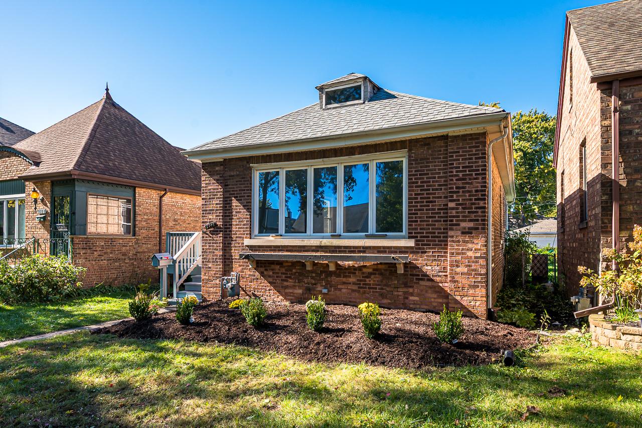 9240 S Trumbull Ave., Evergreen Park, IL 60805