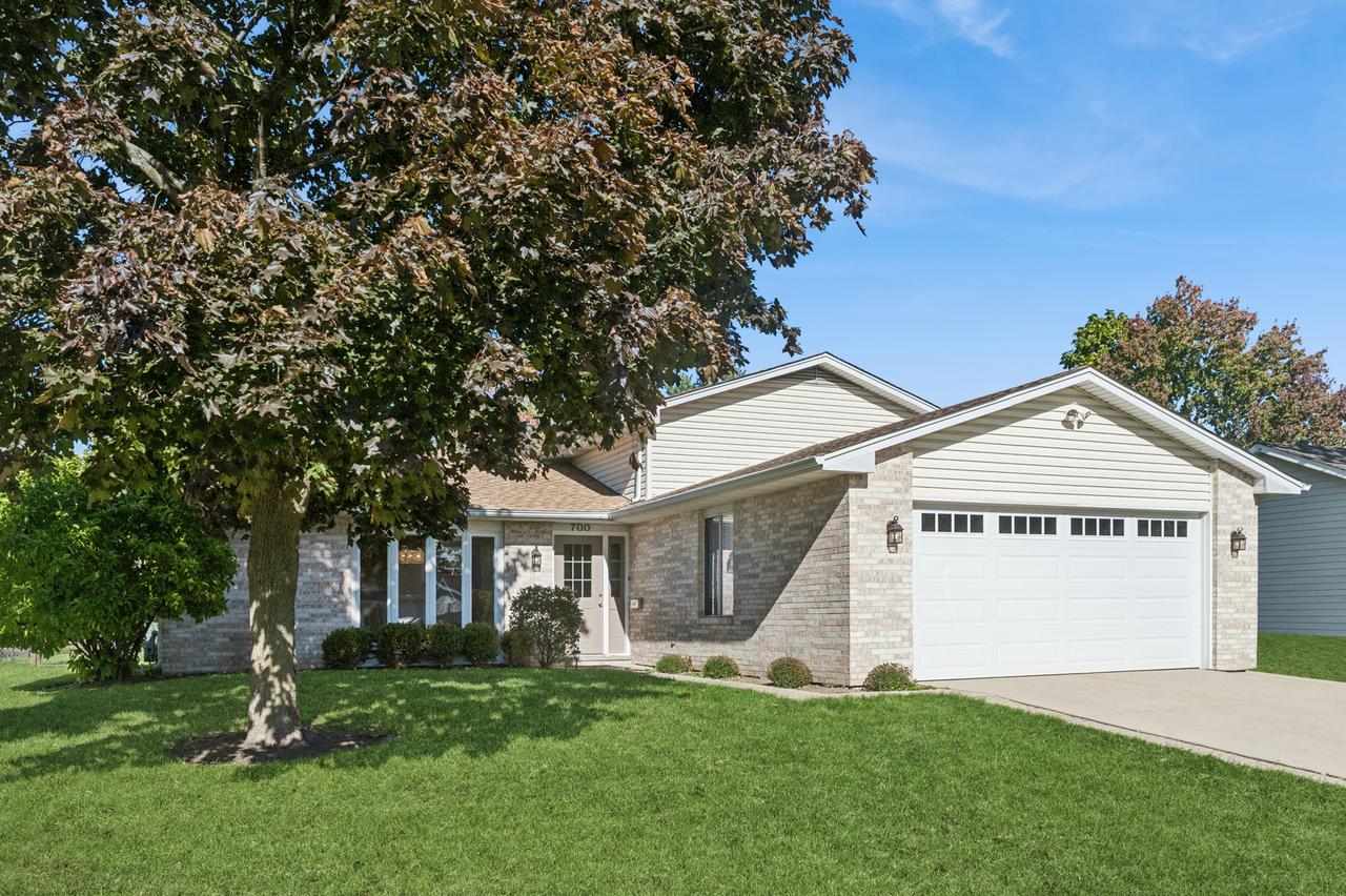 700 Country Ln., Roselle, IL 60172