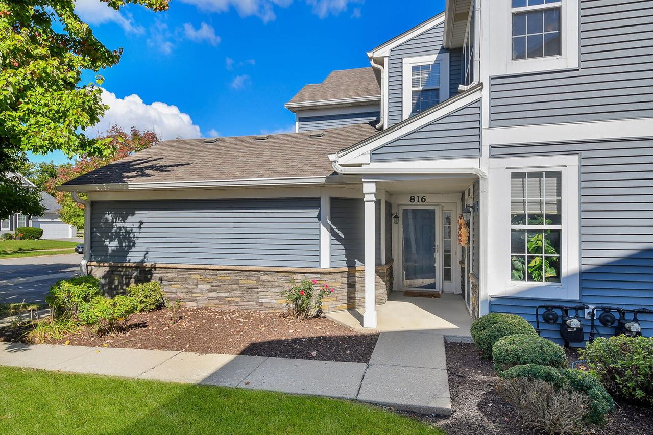 816 Woodewind Dr., Naperville, IL 60563