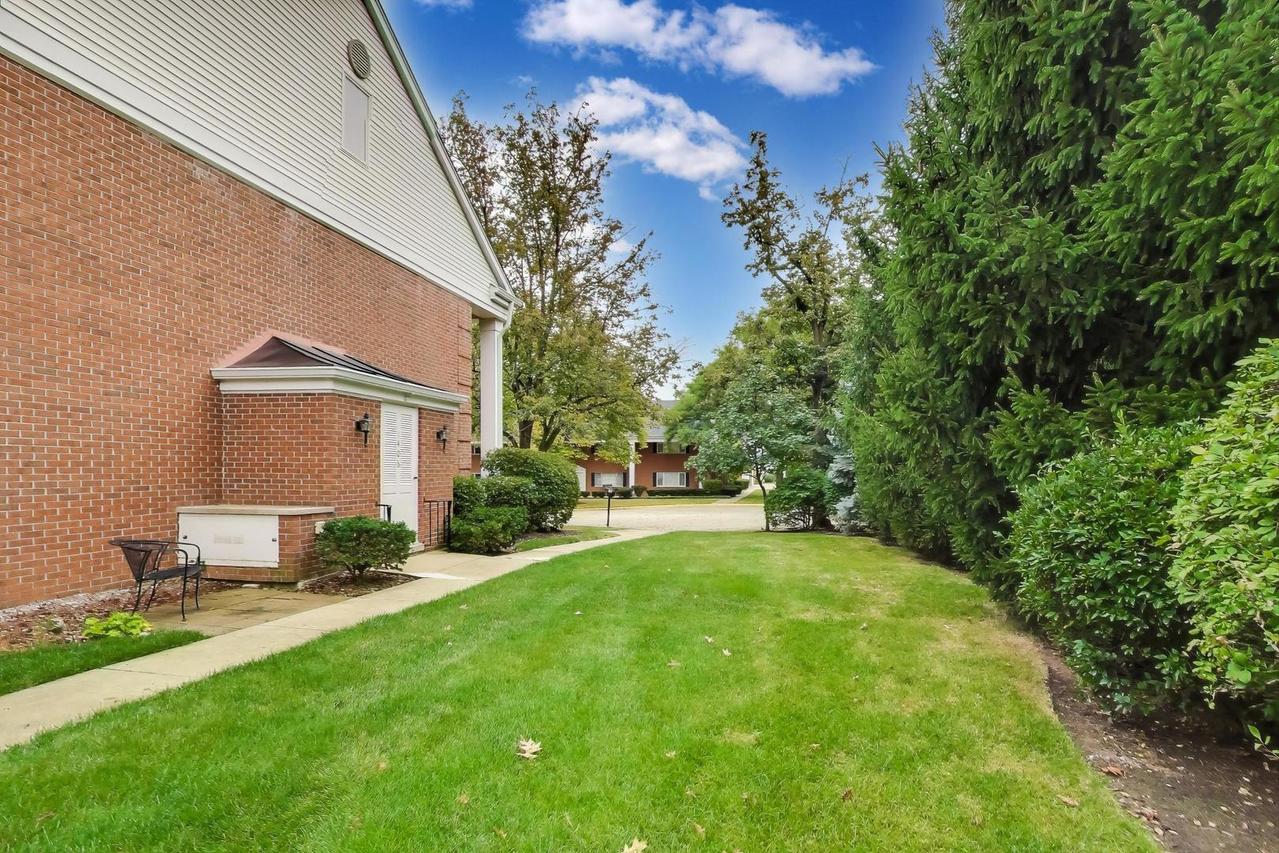 1406 Chanticleer Ln., Hinsdale, IL 60521