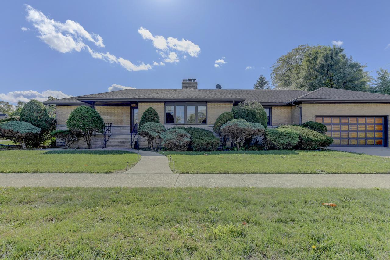 17706 Wentworth Ave., Lansing, IL 60438