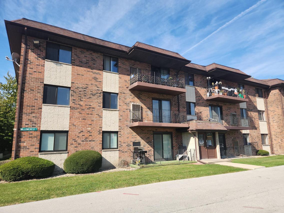 14969 S Willowcrest Dr. #17, Midlothian, IL 60445