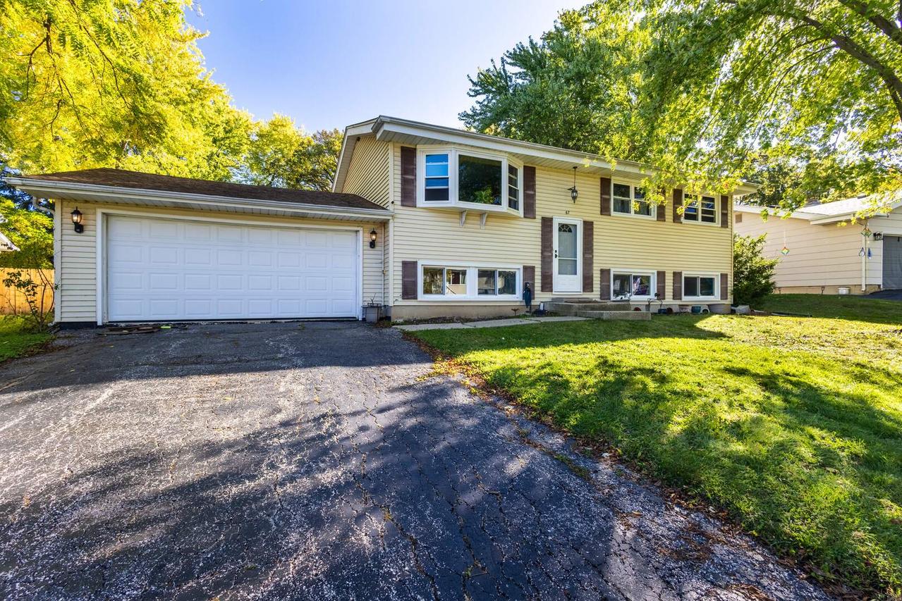 67 Rose Tree Ln., Lindenhurst, IL 60046