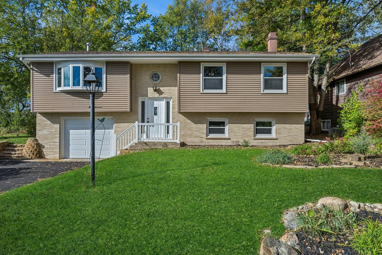 18 Greenview Rd., Oakwood Hills, IL 60013