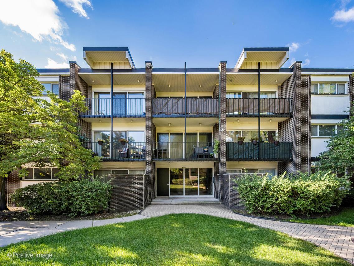 4710 Russett Ln. #R1, Skokie, IL 60076