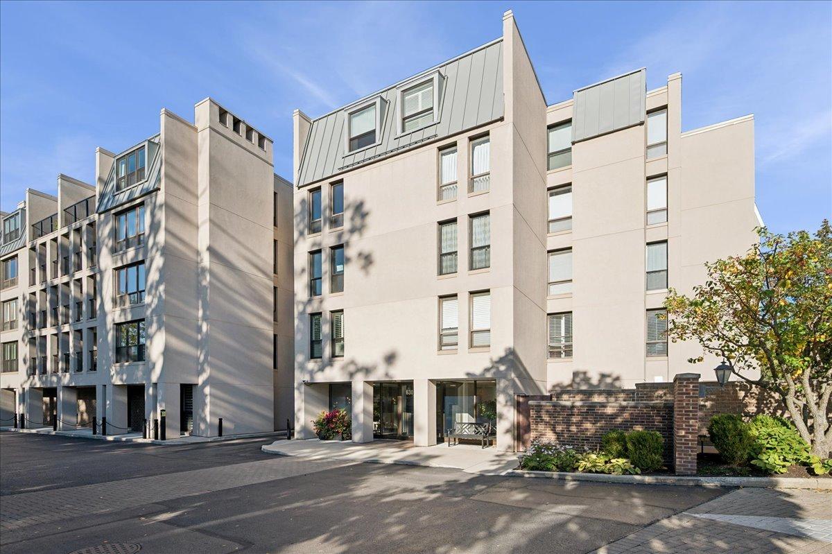 630 Winnetka Mews #402, Winnetka, IL 60093