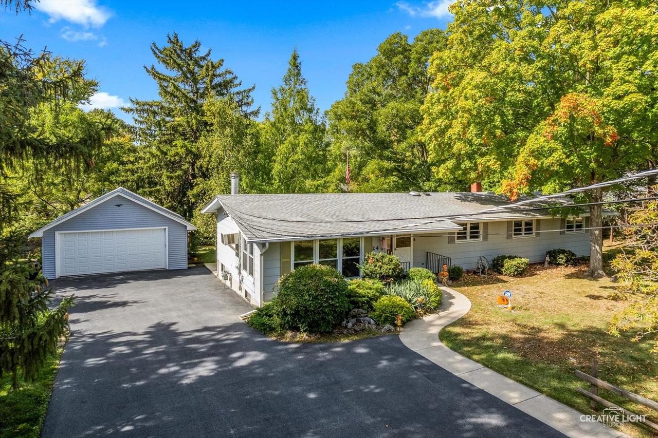 24 S Grant St., North Aurora, IL 60542