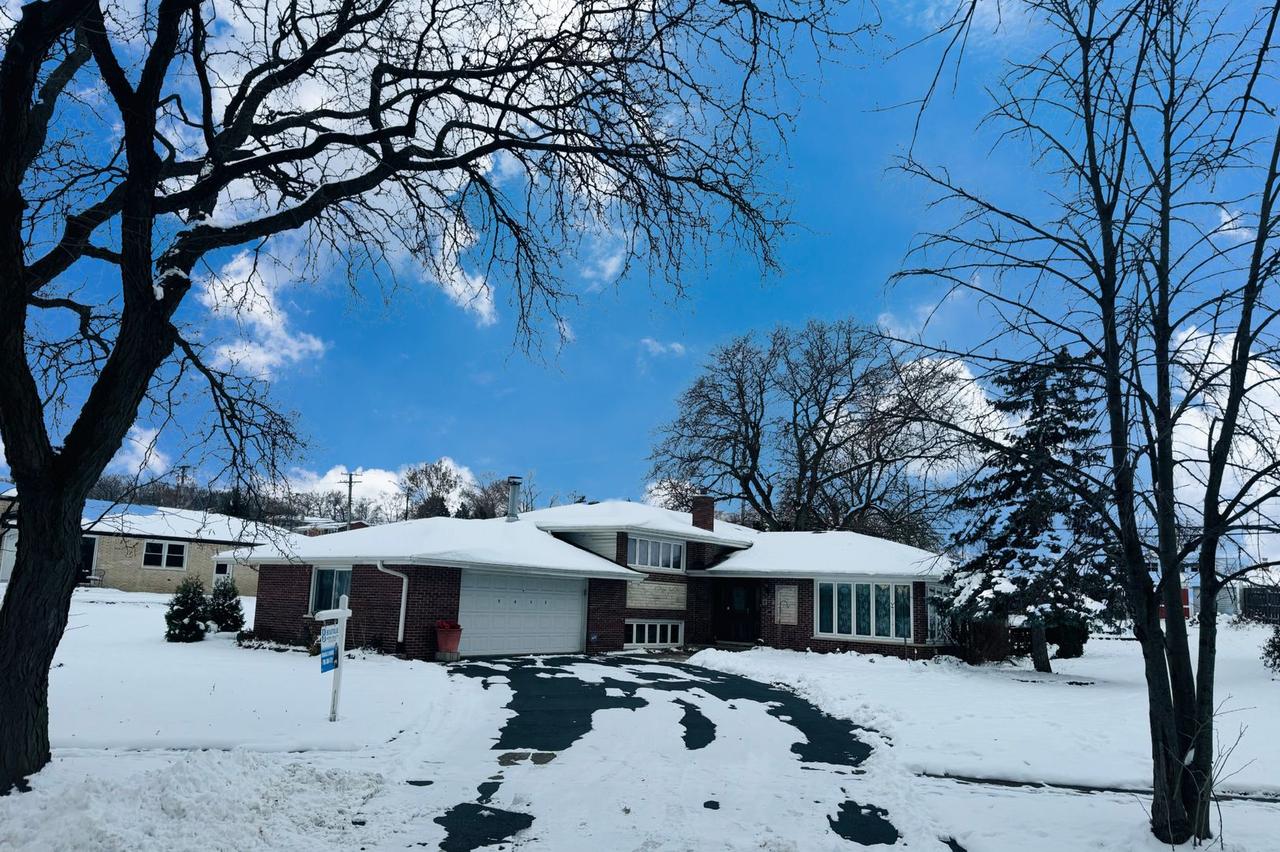 8832 Pleasant Ave., Hickory Hills, IL 60457