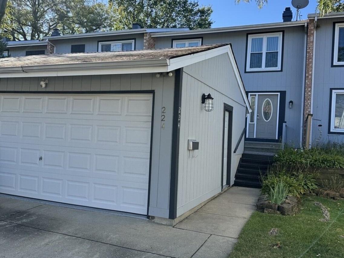 224 Oakwood Ln., Bloomingdale, IL 60108