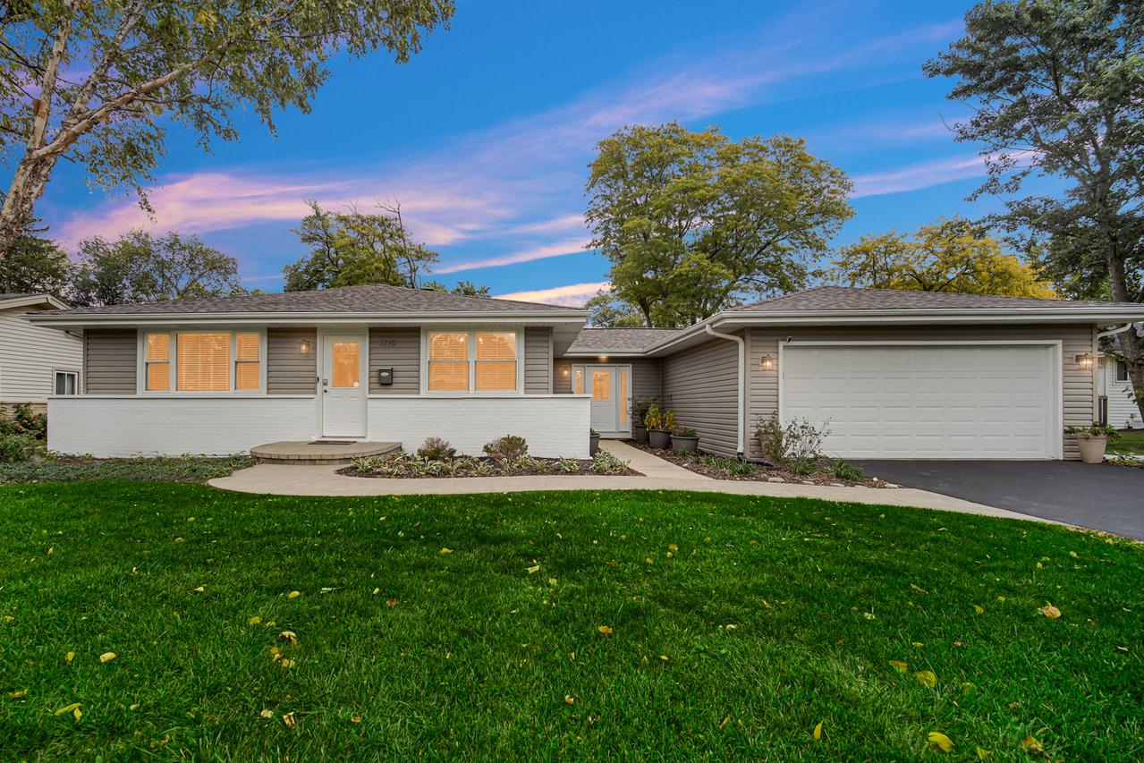 1139 Huber Ln., Glenview, IL 60025