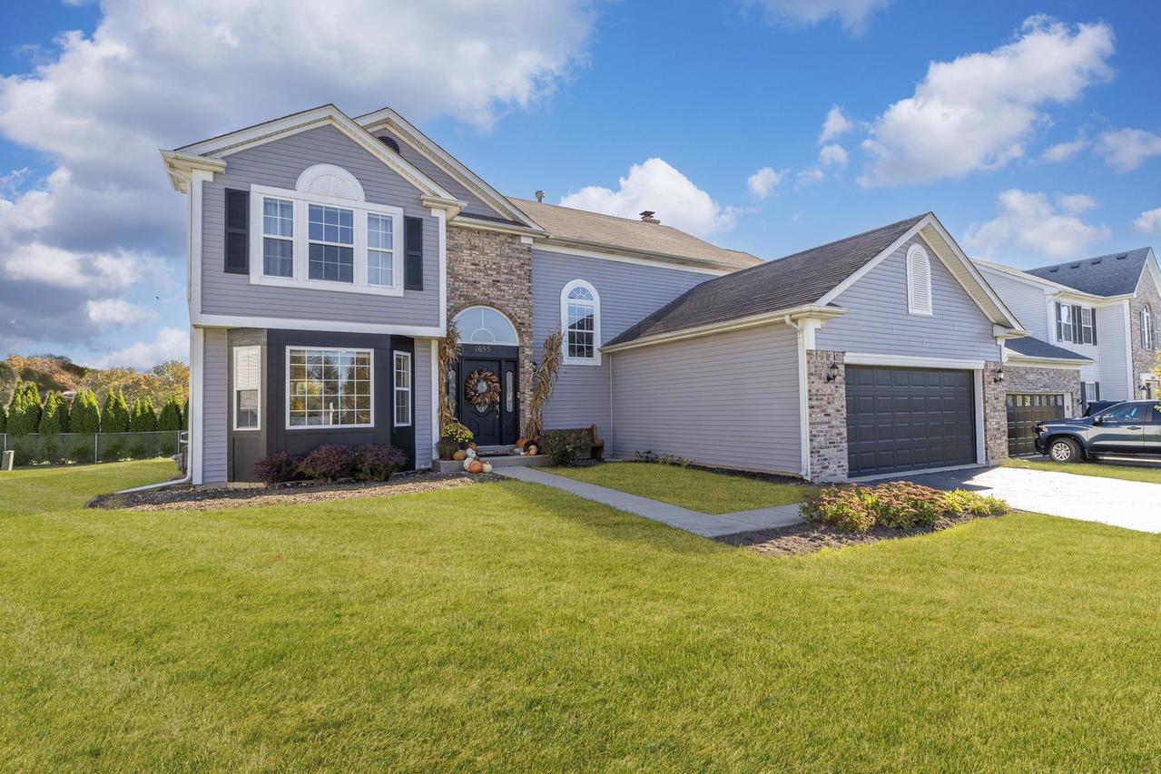 1655 Whispering Oaks Ct., West Chicago, IL 60185