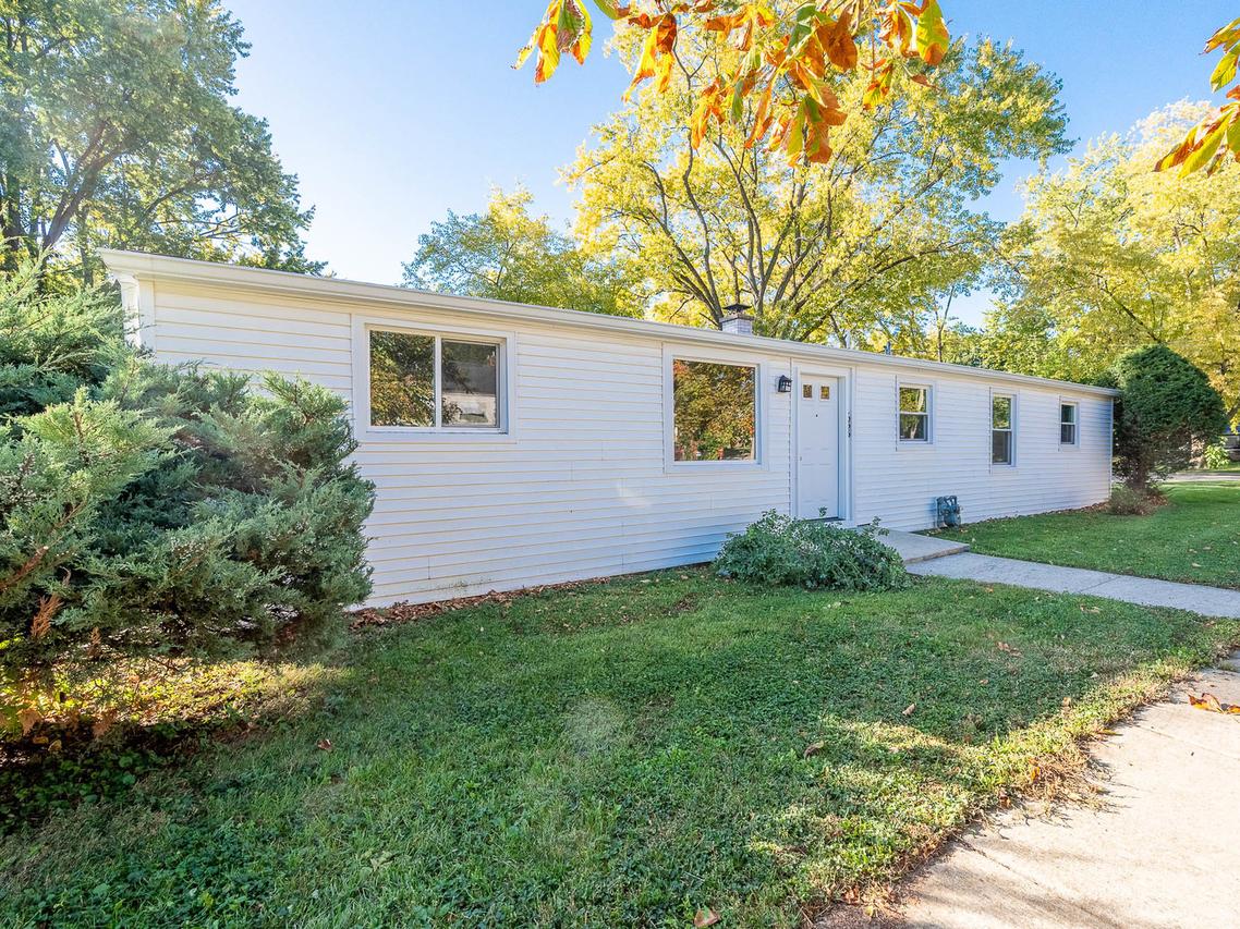 653 Dixon Ave., Elgin, IL 60120