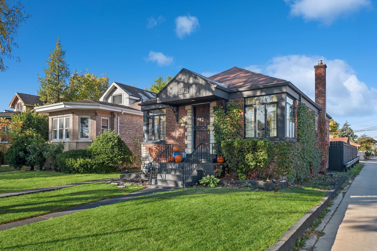 1235 N Elmwood Ave., Oak Park, IL 60302