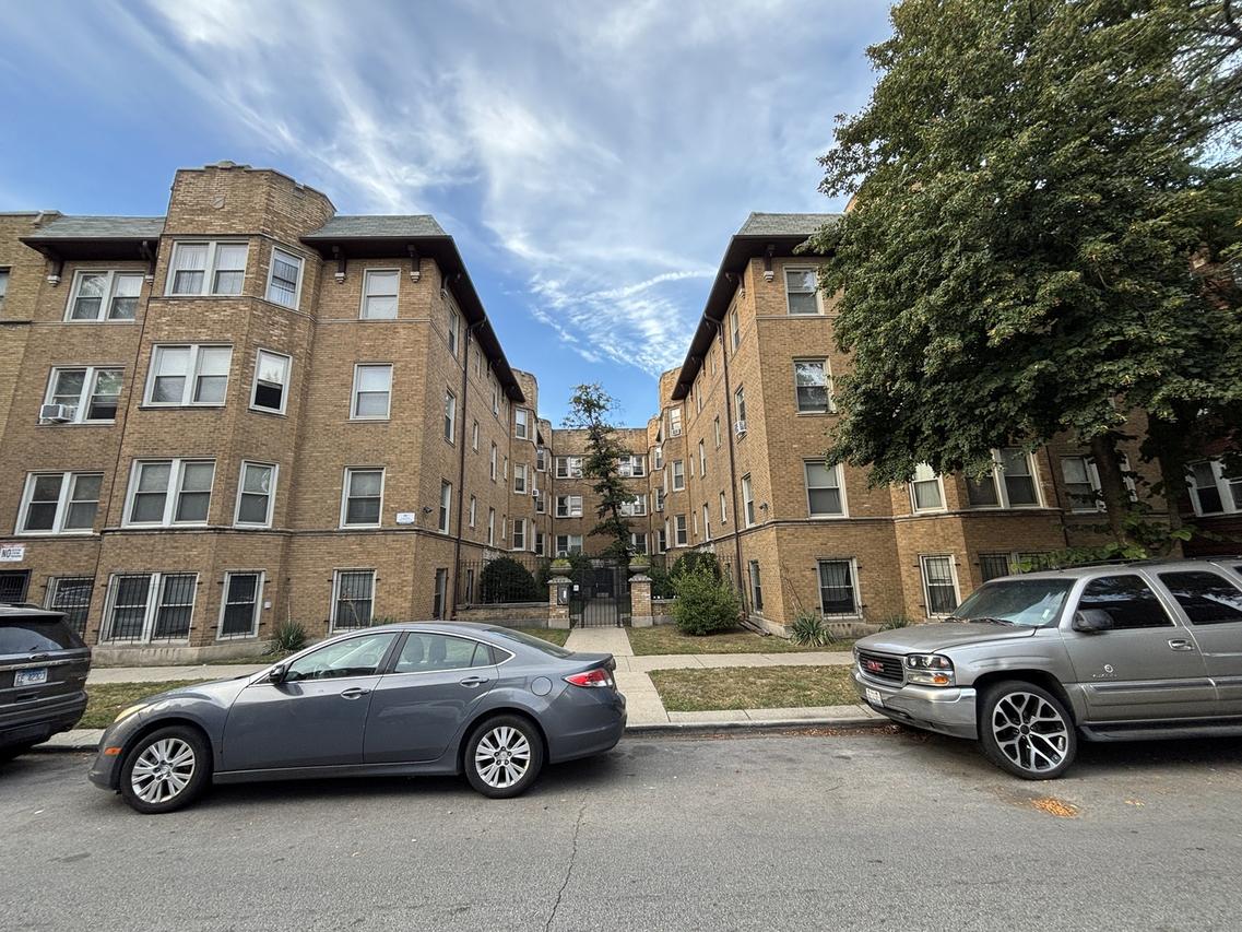2212 E 70th St. #2D, Chicago, IL 60649