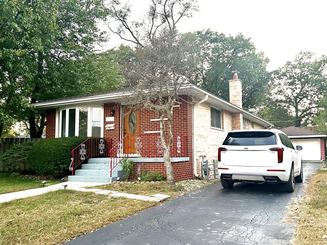 18136 Oakwood Ave., Lansing, IL 60438