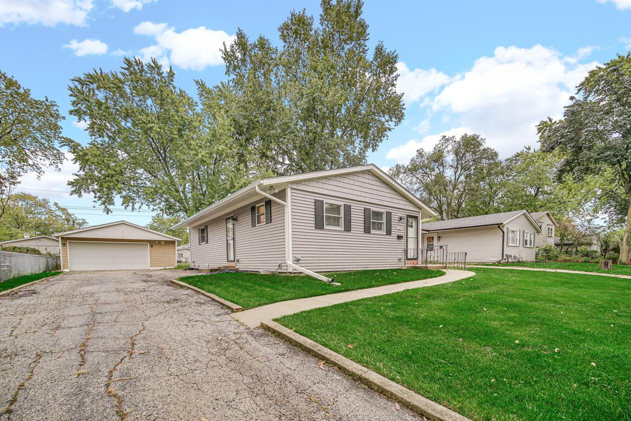 157 Austin Ave., Carpentersville, IL 60110