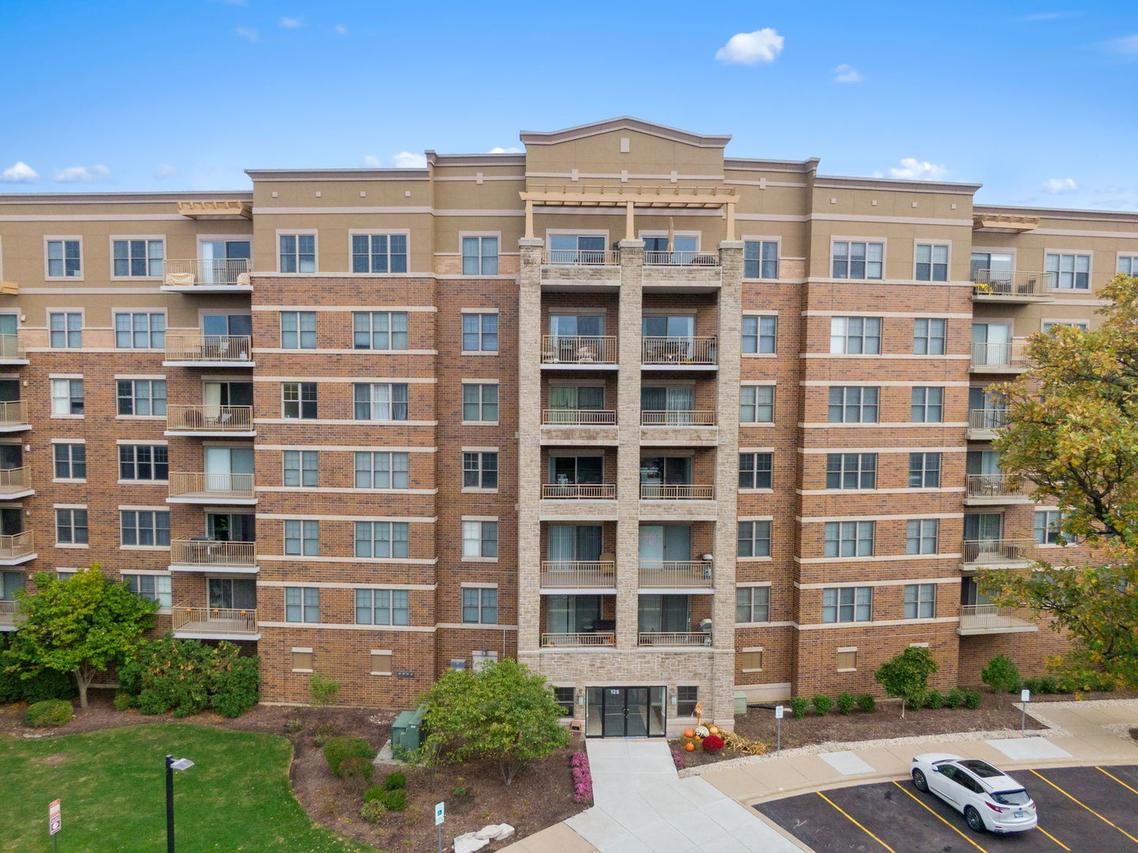 125 Lakeview Dr. #313, Bloomingdale, IL 60108