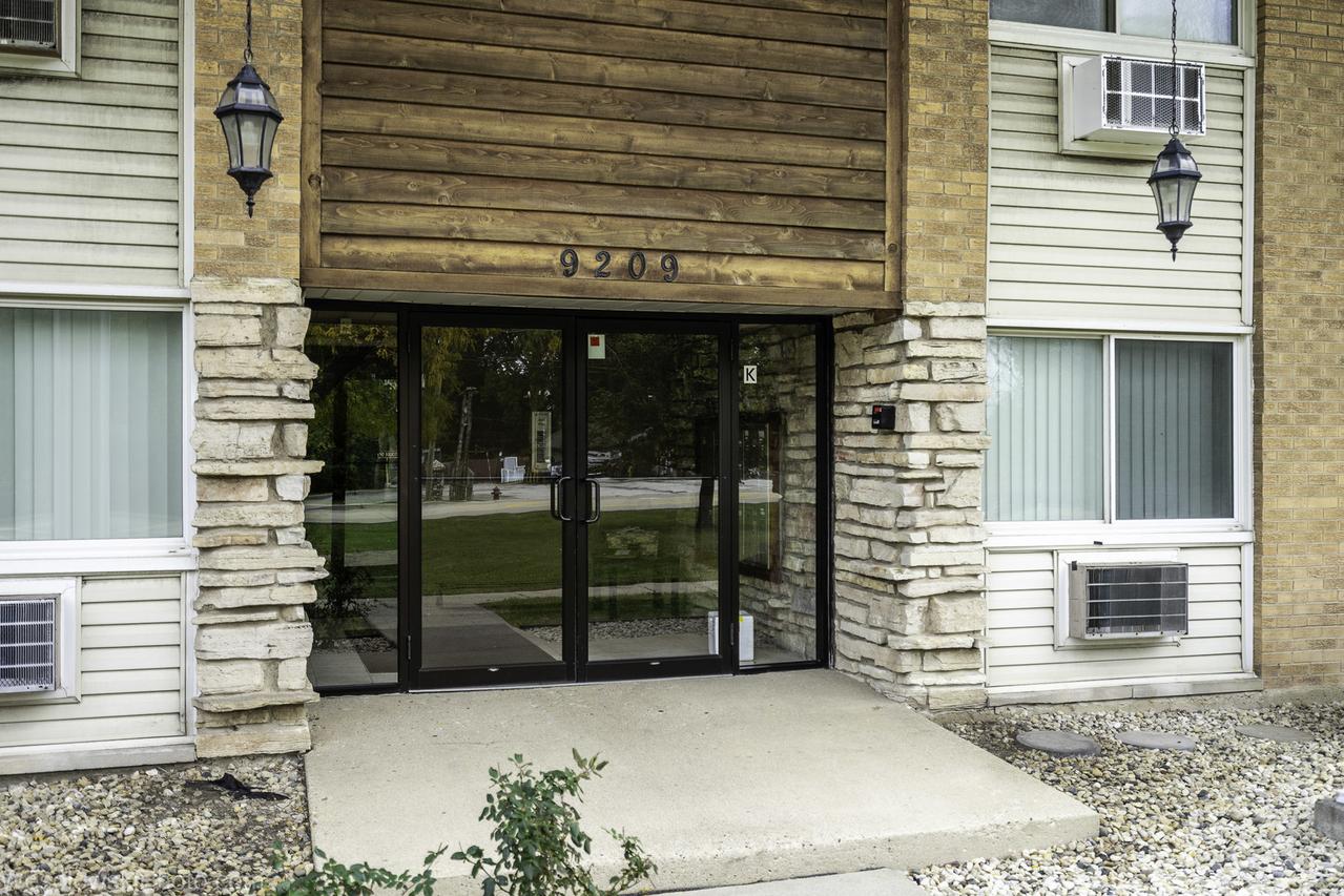 9209 Potter Rd. #2F, Des Plaines, IL 60016
