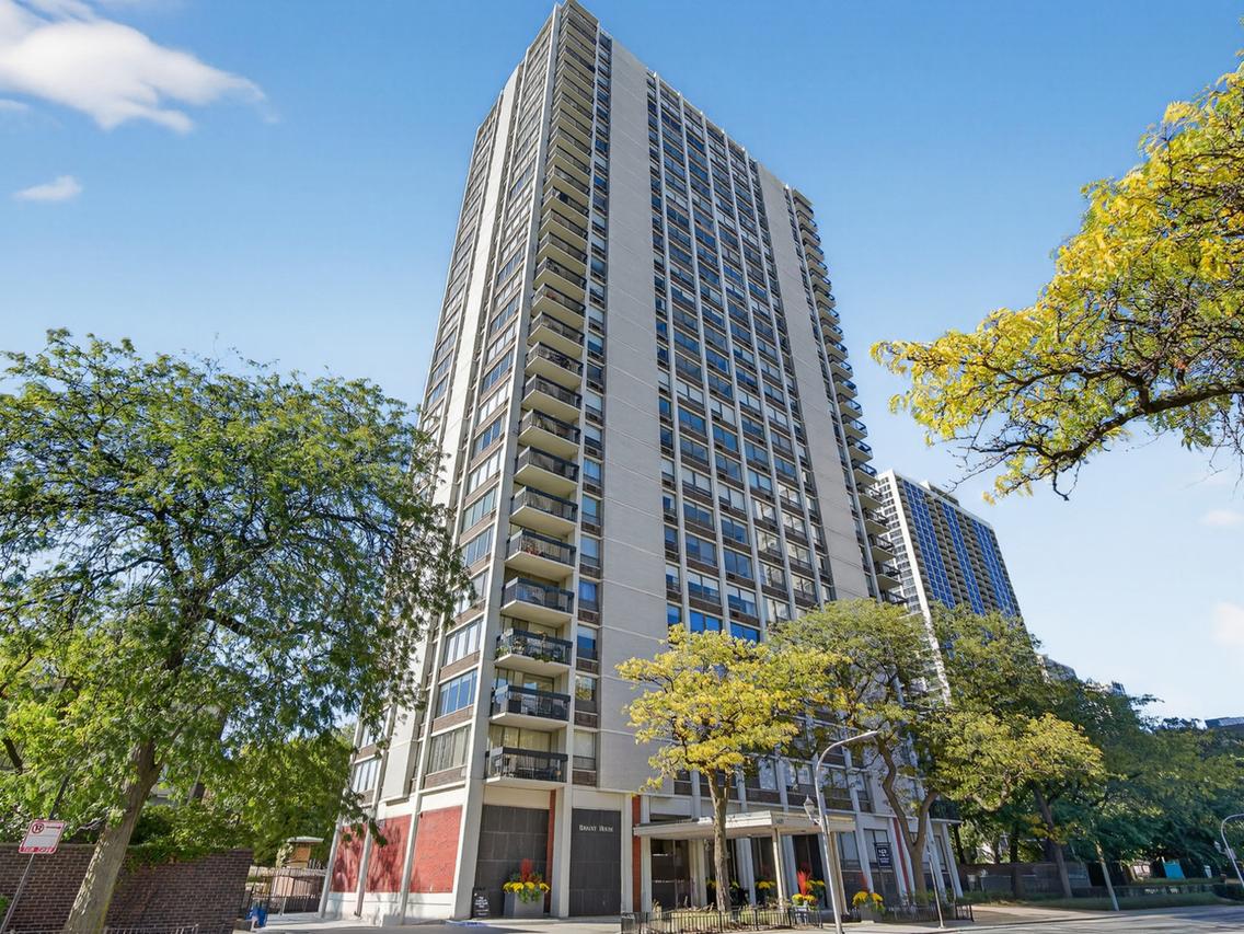 1455 N Sandburg Ter. #2403, Chicago, IL 60610
