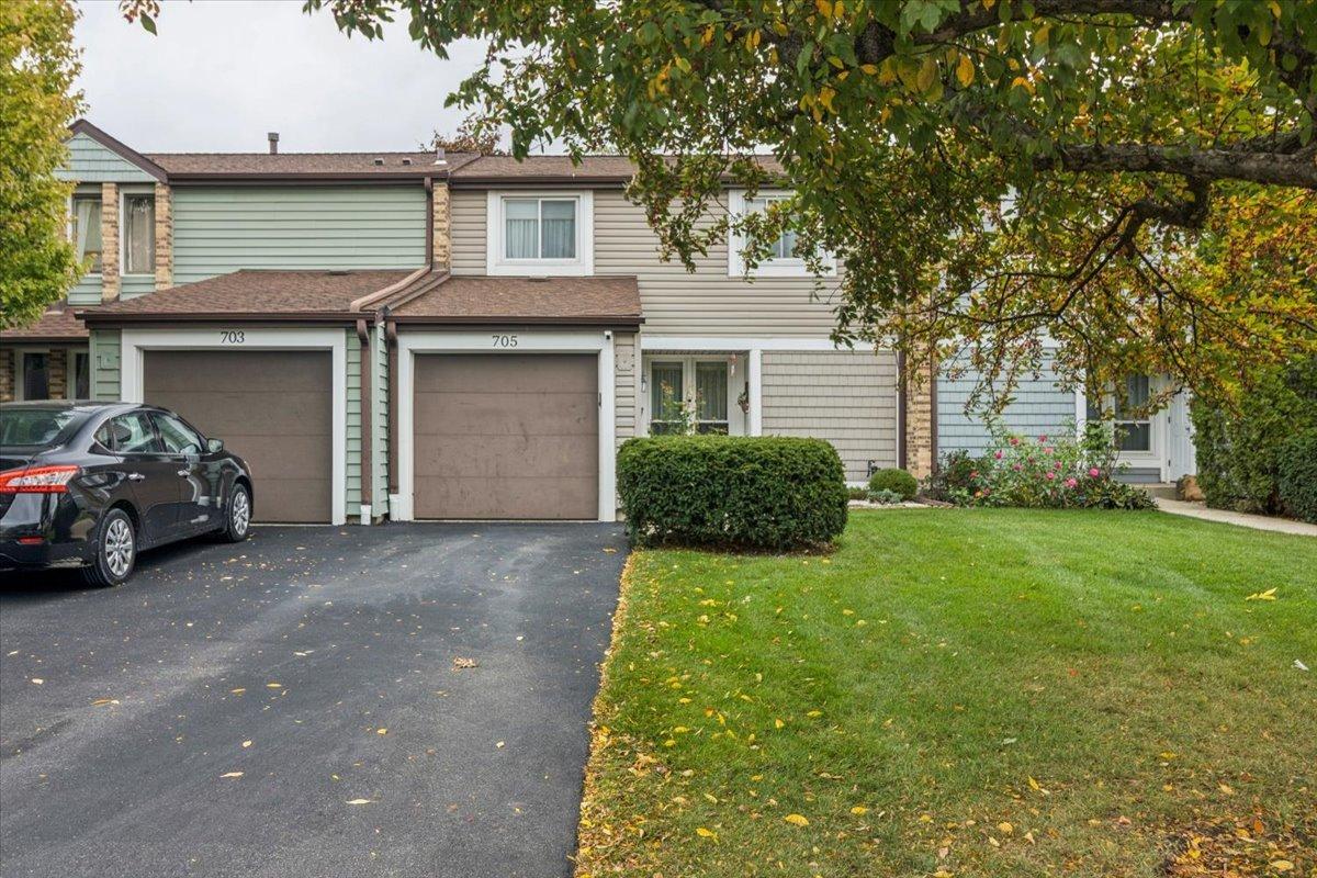 705 Lakeside Cir Dr., Wheeling, IL 60090