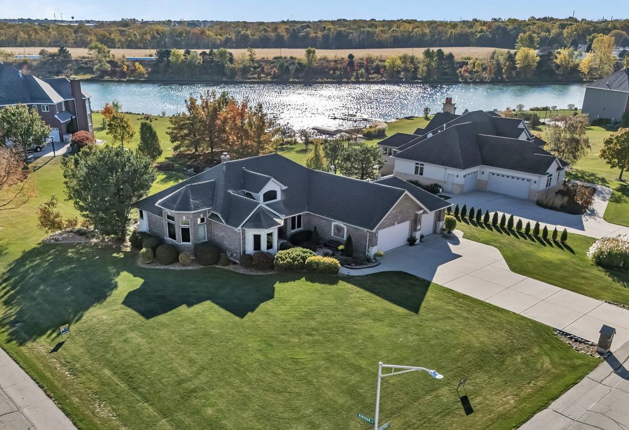 202 Barefoot Ct., Minooka, IL 60447