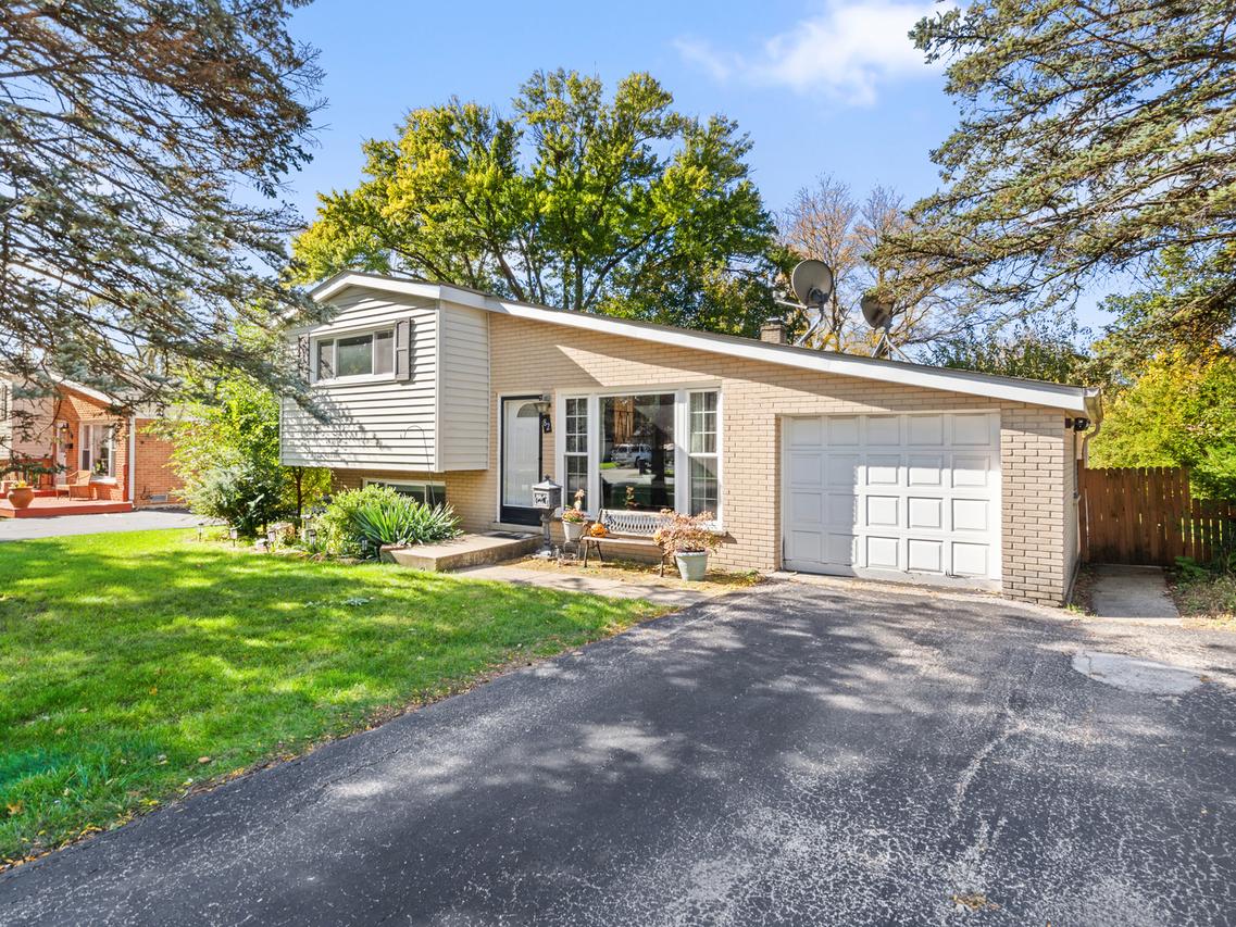 82 S Lodge Ln., Lombard, IL 60148