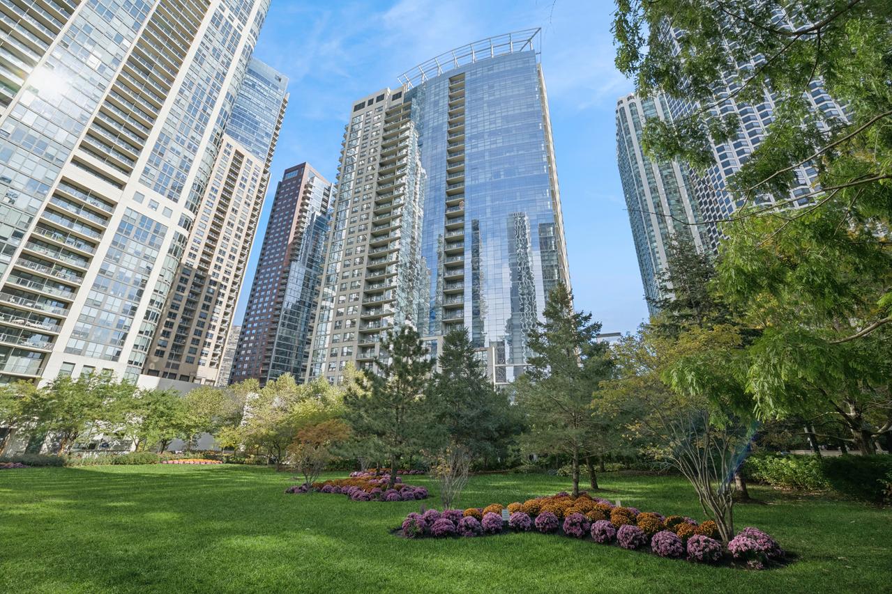 201 N Westshore Dr. #1702, Chicago, IL 60601